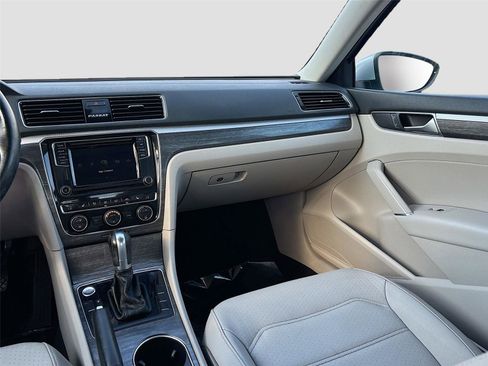 Used 2018 Volkswagen Passat 2.0T SE image 25