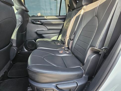 Used 2020 Toyota Highlander XLE AWD/4WD image 39