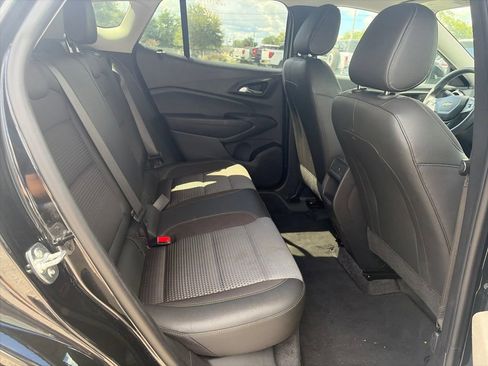 Used 2025 Chevrolet Trax LT FWD image 13