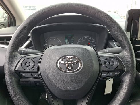 Used 2025 Toyota Corolla LE image 18