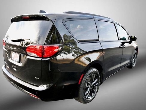 Used 2020 Chrysler Pacifica Touring-L w/ Advanced Safetytec Group image 7