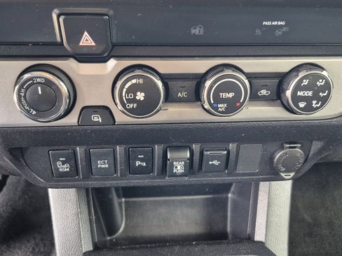 Used 2020 Toyota Tacoma SR5 AWD/4WD image 32