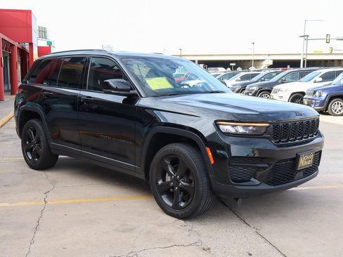 Used 2023 Jeep Grand Cherokee Altitude image 4