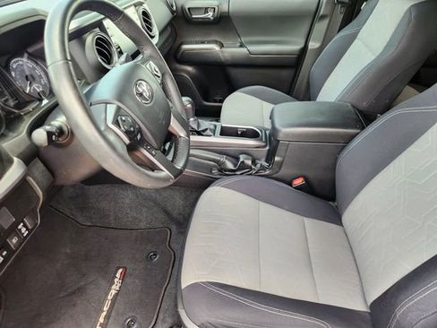 Used 2021 Toyota Tacoma TRD Sport w/ Technology Package RWD image 9