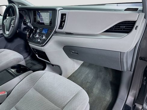 Used 2017 Toyota Sienna LE FWD image 30