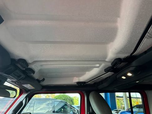 Used 2025 Jeep Wrangler Unlimited Rubicon w/ Convenience Group AWD/4WD image 20