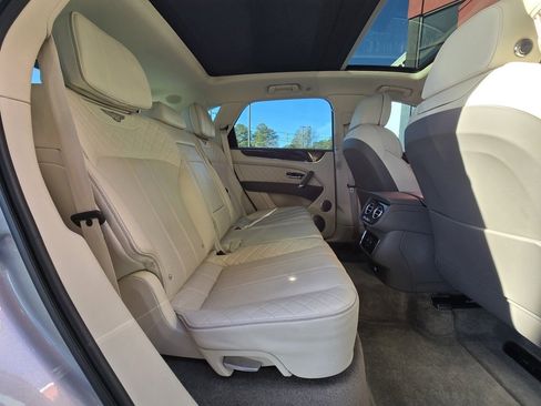 Used 2019 Bentley Bentayga image 17