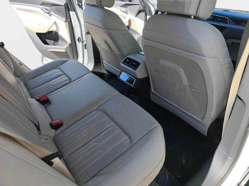 Used 2019 Audi e-tron Prestige w/ Prestige Package AWD/4WD image 13