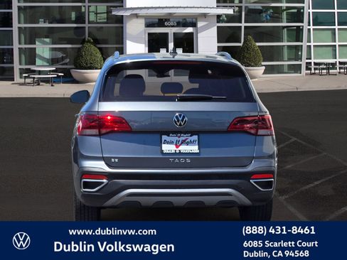 Used 2023 Volkswagen Taos SE w/ Panoramic Sunroof Package FWD image 5