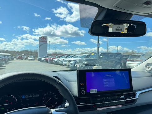 New 2026 Toyota Sienna XLE AWD/4WD image 2