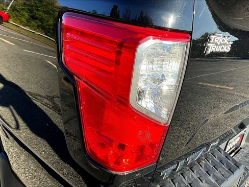 Used 2019 Nissan Titan SV image 28