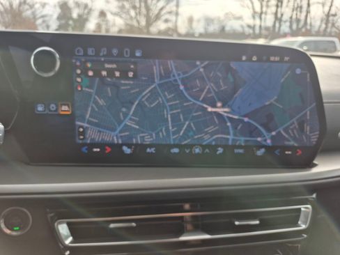 Used 2025 Chevrolet Traverse LT image 19