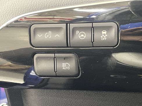 Used 2018 Toyota Prius Four Touring image 29