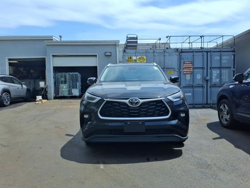 Used 2023 Toyota Highlander XLE AWD/4WD image 7