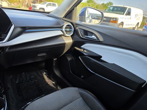 Used 2024 Chevrolet Trax LT w/ Sunroof Package FWD image 9