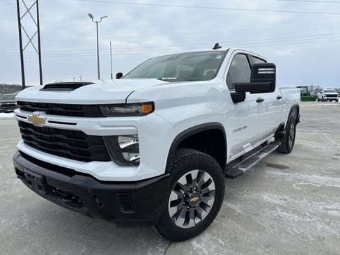Used 2024 Chevrolet Silverado 2500 Custom w/ Custom Convenience Package image 9