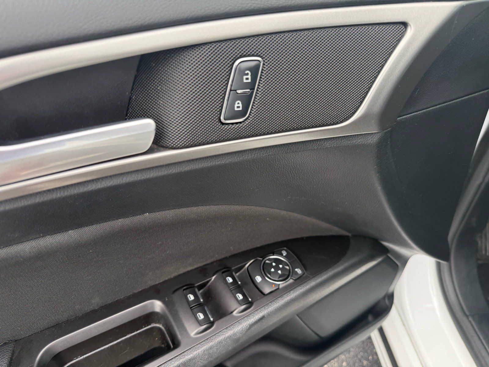 Used 2017 Ford Fusion SE w/ Fusion SE Technology Package FWD image 10