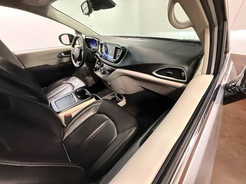 Used 2024 Chrysler Pacifica Touring-L image 61