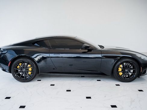 Used 2018 Aston Martin DB11 V12 image 2