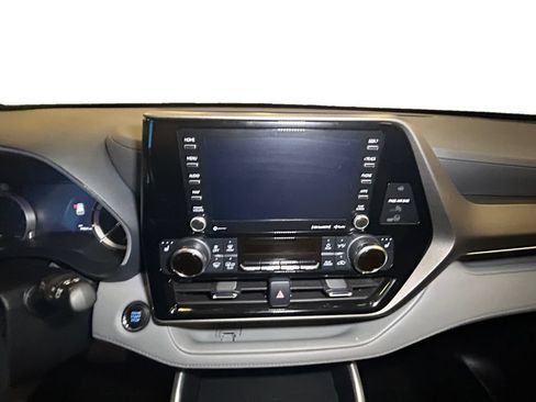 Used 2022 Toyota Highlander XLE AWD/4WD image 10