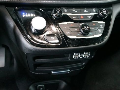Used 2023 Chrysler Pacifica Touring FWD image 19