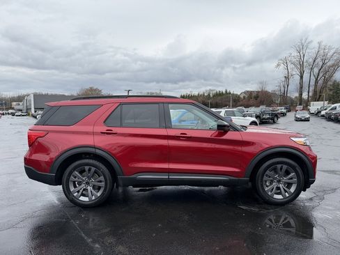 Used 2022 Ford Explorer XLT w/ Equipment Group 202A image 6
