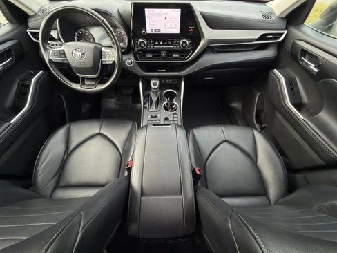 Used 2024 Toyota Highlander XLE AWD/4WD image 10