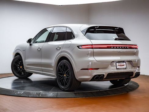 Used 2025 Porsche Cayenne E-Hybrid image 4