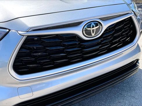 Used 2024 Toyota Highlander XLE image 30