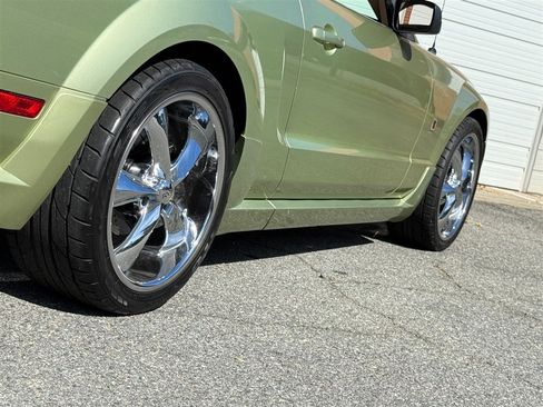 Used 2005 Ford Mustang GT Premium image 33
