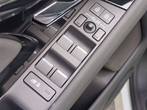 Used 2024 Land Rover Range Rover Evoque S image 12