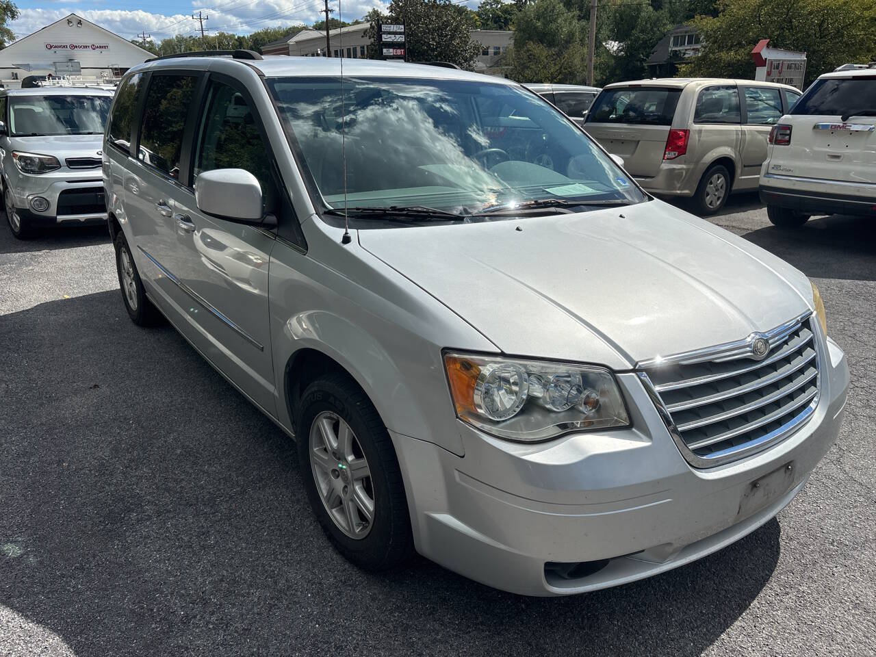 Used 2010 Chrysler Town & Country Touring FWD image 4