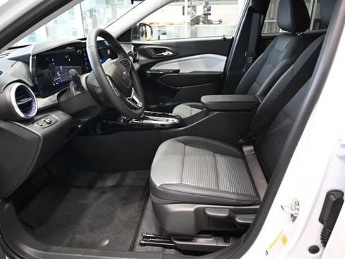 New 2026 Chevrolet Trax LT w/ Sunroof Package FWD image 9