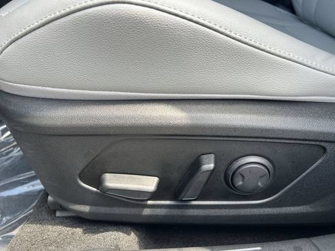 Certified 2025 Hyundai Elantra Limited FWD image 37