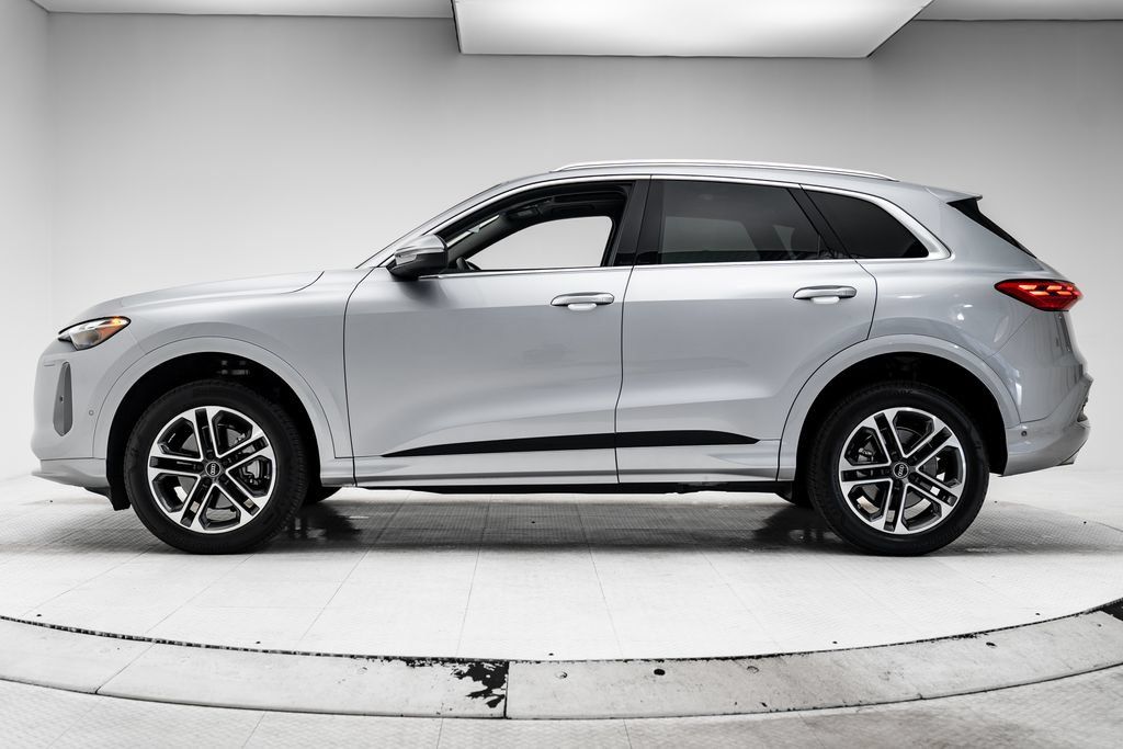 Certified 2025 Audi Q5 Premium w/ Convenience Package AWD/4WD image 2