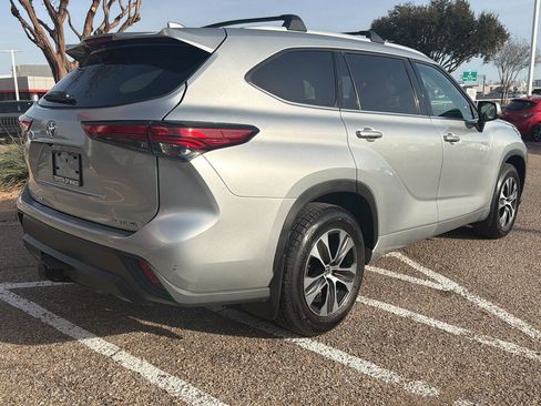 Used 2022 Toyota Highlander XLE image 3