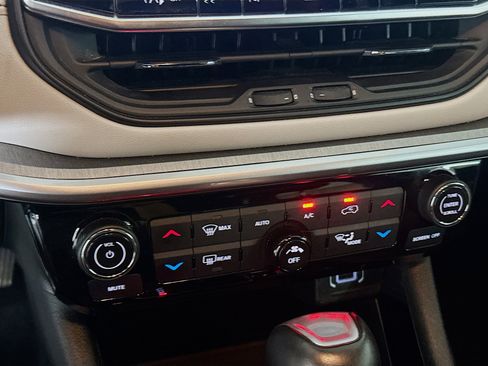 Used 2025 Jeep Compass Limited image 23