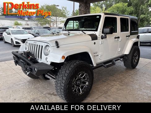 Used 2018 Jeep Wrangler Unlimited Sahara w/ Connectivity Group AWD/4WD image 1