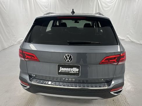 Used 2024 Volkswagen Taos SE w/ Panoramic Sunroof Package image 4