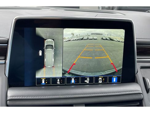 Used 2022 Chevrolet Suburban LT w/ Luxury Package image 29