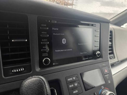Used 2020 Toyota Sienna LE FWD image 25