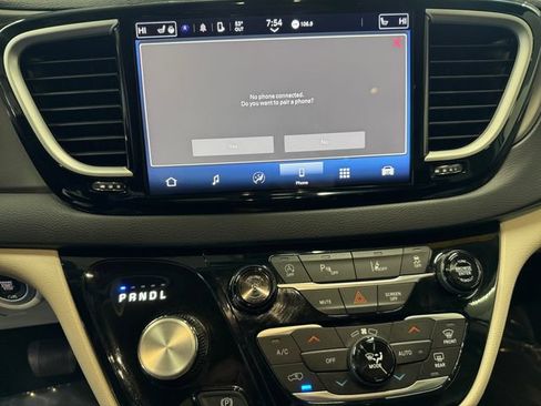 Used 2024 Chrysler Pacifica Touring-L FWD image 19