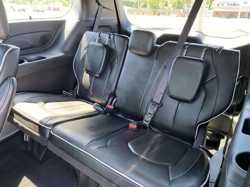 Used 2025 Chrysler Pacifica Limited FWD image 8