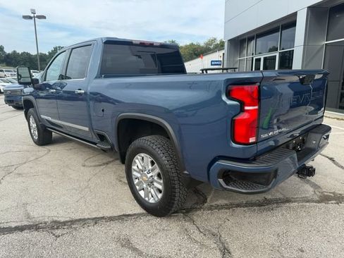 Used 2024 Chevrolet Silverado 2500 High Country w/ High Country Premium Package AWD/4WD image 5