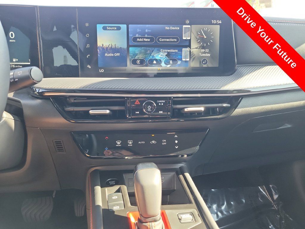 Used 2025 Nissan Kicks SR AWD/4WD image 14