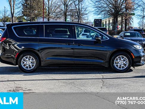 Used 2023 Chrysler Pacifica Touring-L image 10