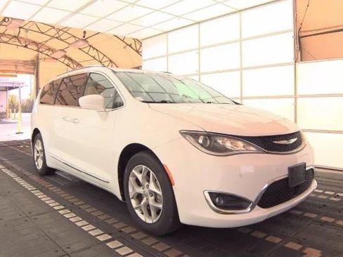 Used 2018 Chrysler Pacifica Touring-L Plus w/ Advanced Safetytec Group image 6