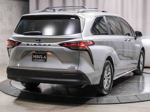 Used 2021 Toyota Sienna XLE FWD image 4