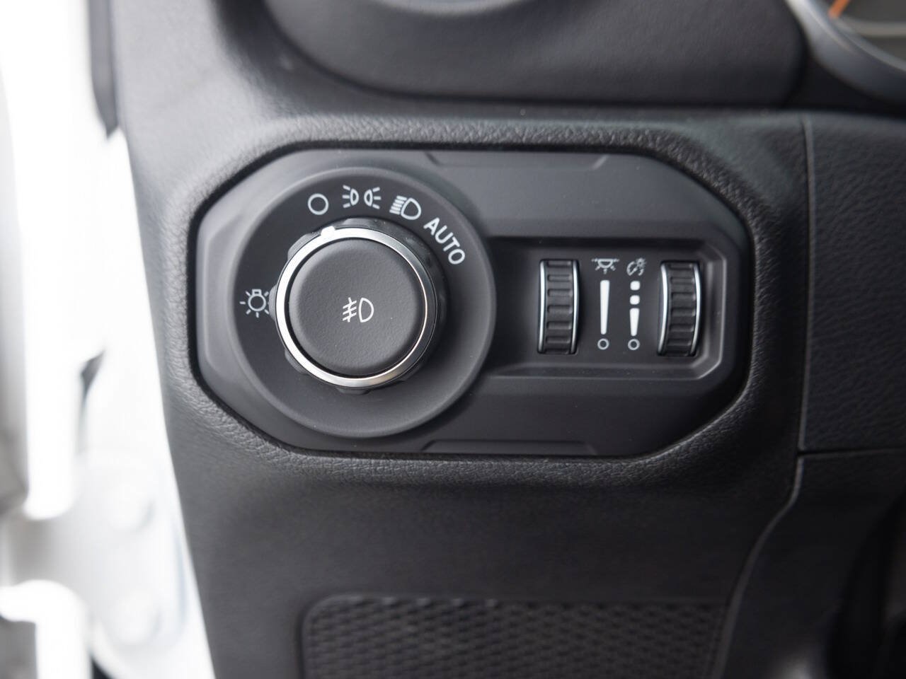 Used 2018 Jeep Wrangler Unlimited Sahara AWD/4WD image 36