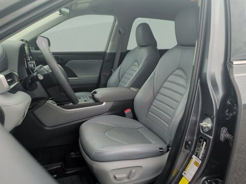 Used 2022 Toyota Highlander L FWD image 15